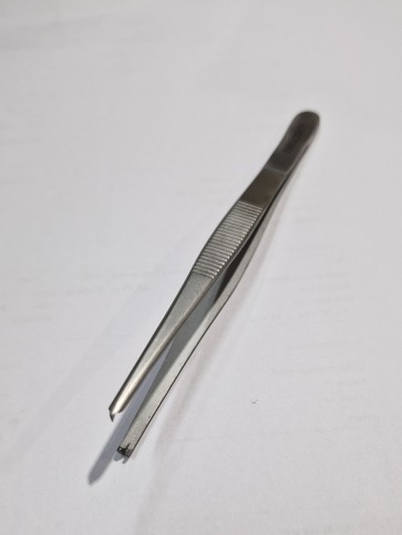 פינצטה כירורגית עם 2 שיניים הנכנסות אחת לשניה בקצה 13 ס"מ
